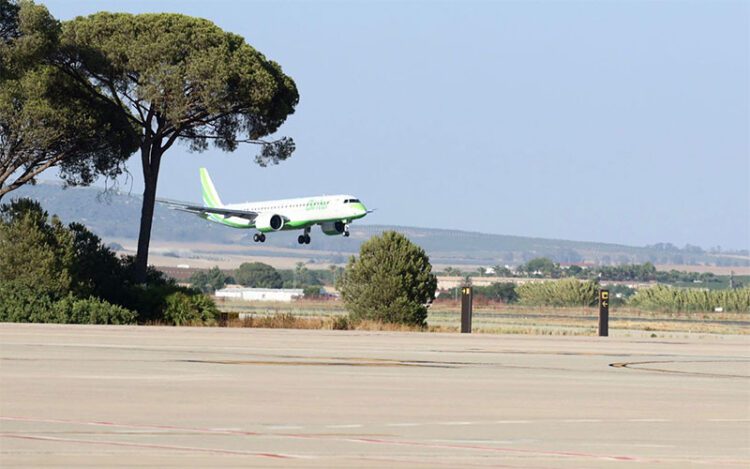 Avión aterrizando en el aeropuerto gaditano / FOTO: Diputación