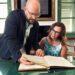 La consejera firmando en el libro de honor del Consistorio portuense / FOTO: Ayto.