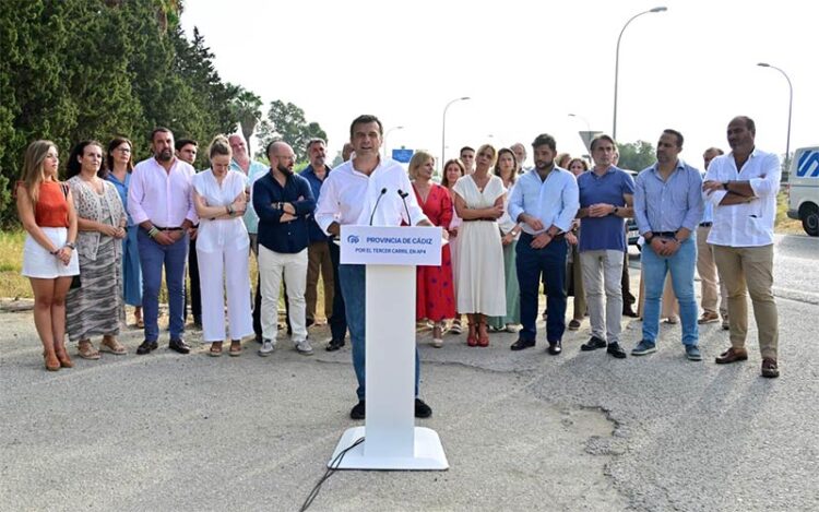 Acto con la prensa junto a la carretera / FOTO: PP