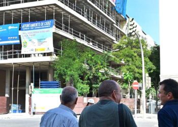 Ante la estructura del bloque de García de Sola / FOTO: Ayto.