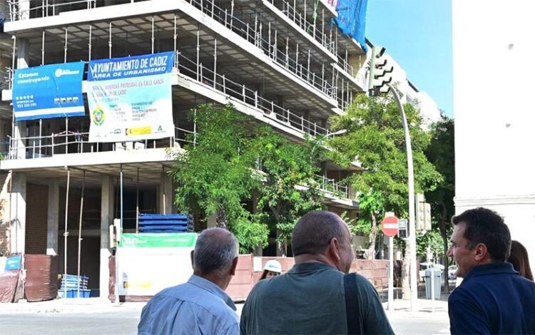 Ante la estructura del bloque de García de Sola / FOTO: Ayto.