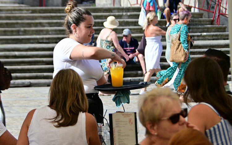 Camarera en Cádiz lidiando con el verano / FOTO: Eulogio García