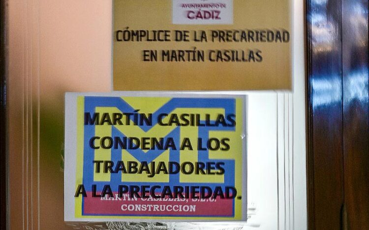 Carteles alusivos al último conflicto colgados en el Ayuntamiento / FOTO: Eulogio García