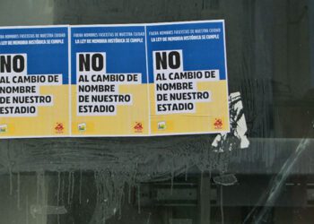 Carteles firmados por IU aparecidos en el entorno del estadio / FOTO: Eulogio García