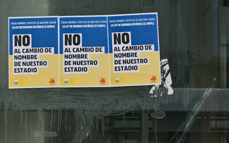 Carteles firmados por IU aparecidos en el entorno del estadio / FOTO: Eulogio García