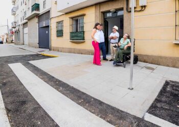 La alcaldesa supervisa la actuación junto a Carmen y Antonio / FOTO: Ayto.