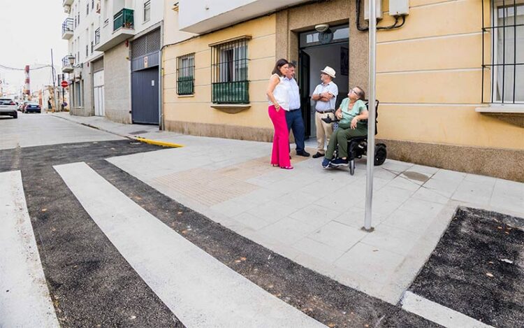 La alcaldesa supervisa la actuación junto a Carmen y Antonio / FOTO: Ayto.