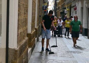 Comerciante adecenta la entrada a su establecimiento / FOTO: Eulogio García