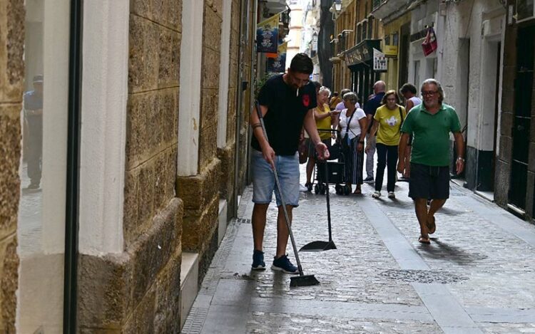 Comerciante adecenta la entrada a su establecimiento / FOTO: Eulogio García