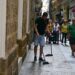 Comerciante adecenta la entrada a su establecimiento / FOTO: Eulogio García