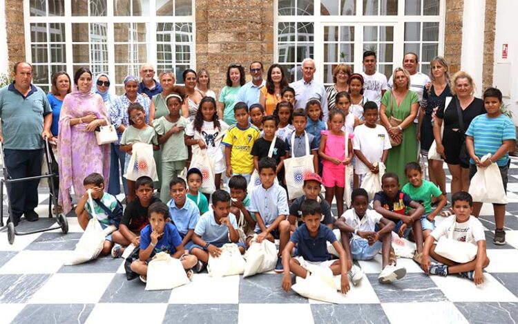 Posado con los niños y sus familias de acogida / FOTO: Diputación