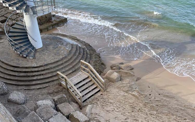 Las últimas mareas han vuelto a dejar la zona con poca arena / FOTO: Ayto.