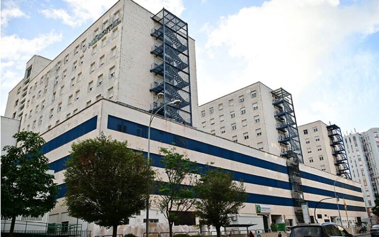 Estampa del hospital gaditano desde la avenida / FOTO: Eulogio García