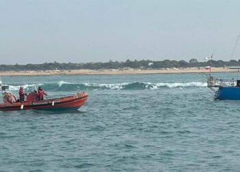 Lancha de Cruz Roja actuando meses atrás junto a Salvamento Marítimo / FOTO: Salvamento Marítimo