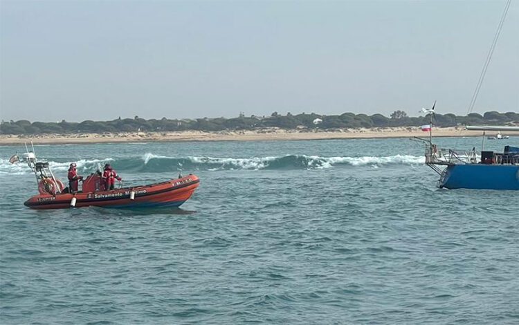 Lancha de Cruz Roja actuando meses atrás junto a Salvamento Marítimo / FOTO: Salvamento Marítimo