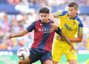 Alcaraz peleando una acción / FOTO: Cádiz CF