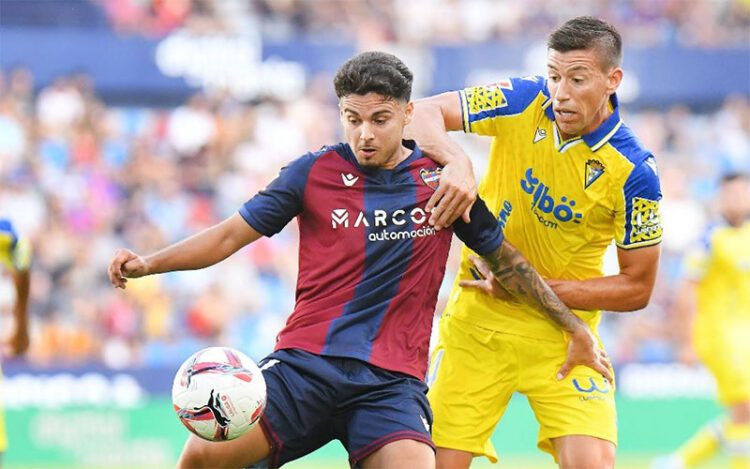 Alcaraz peleando una acción / FOTO: Cádiz CF