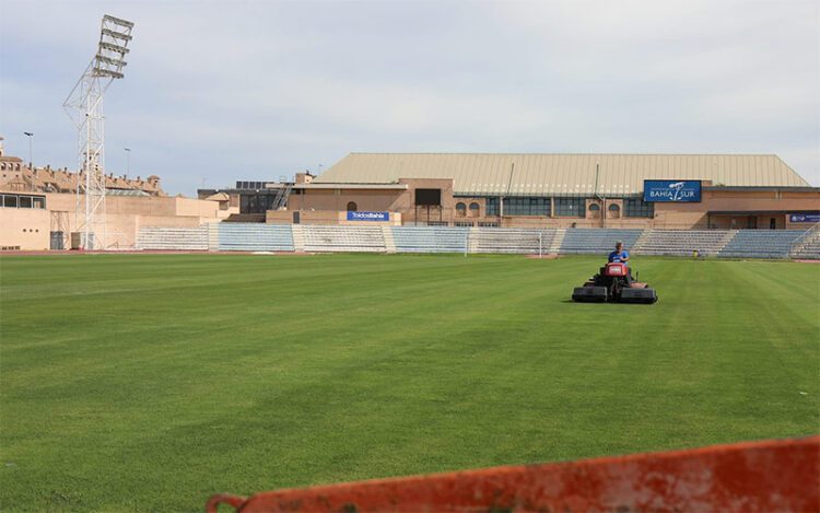 Trabajos de mantenimiento del césped del Bahía Sur / FOTO: Ayto.