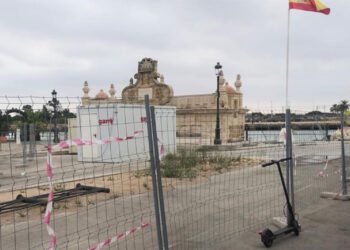 Tras el vallado de obra no hay movimiento alguno / FOTO: Unión Portuense