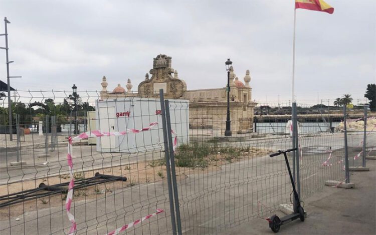 Tras el vallado de obra no hay movimiento alguno / FOTO: Unión Portuense