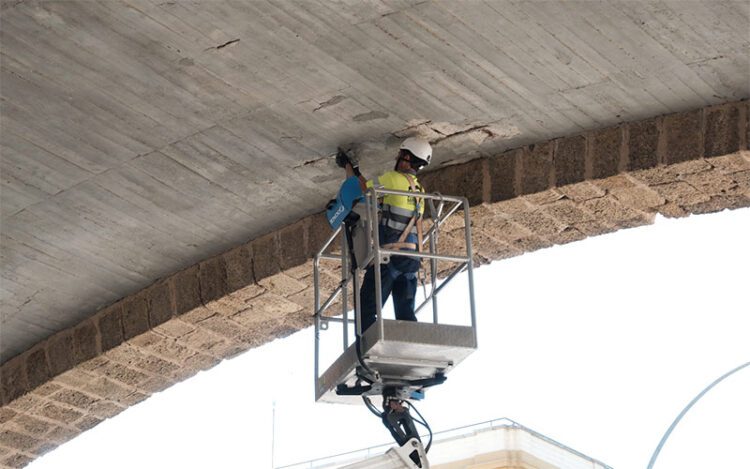 Operario comprobando el estado del hormigón de los arcos / FOTO: Eulogio García