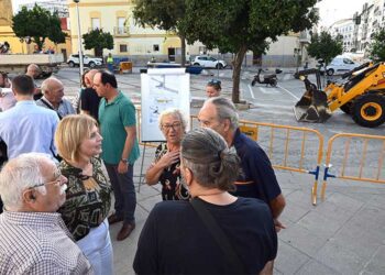 La alcaldesa charla con vecinos afectados / FOTO: Ayto.