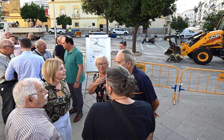 La alcaldesa charla con vecinos afectados / FOTO: Ayto.