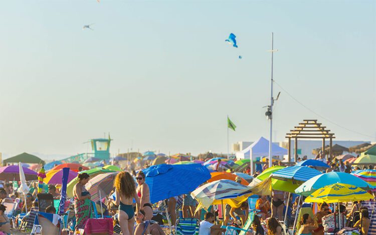 Una jornada de 'lleno' en la playa isleña / FOTO: Ayto.