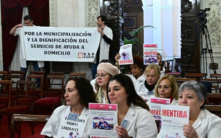 Protesta de la plantilla en el pleno del pasado enero de 2024 / FOTO: Eulogio García