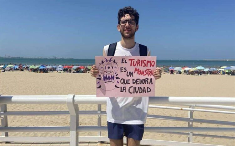 Uno de los activistas con su cartel / FOTO: Ecologistas en Acción