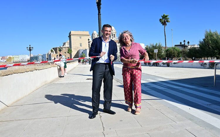 Cortando una improvisada cinta inaugural / FOTO: Eulogio García