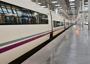 Un Alvia esperando en la estación de Cádiz / FOTO: Eulogio García