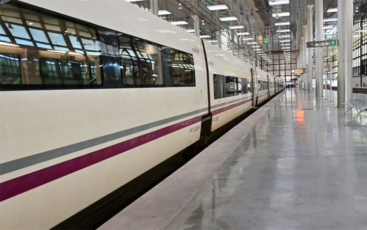 Un Alvia esperando en la estación de Cádiz / FOTO: Eulogio García