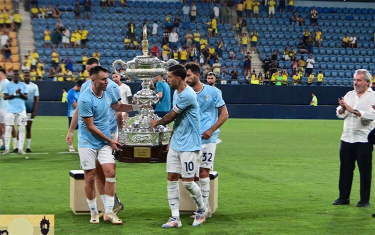 Los jugadores italianos levantando el trofeo / FOTO: Eulogio García