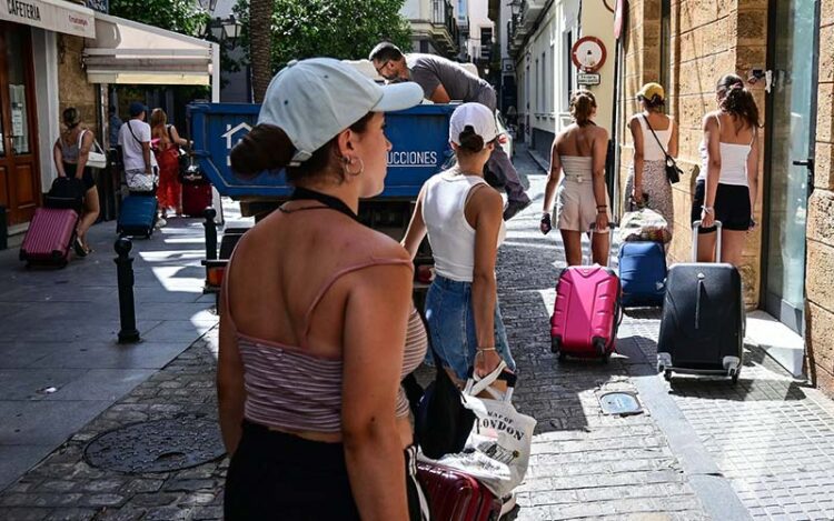 Arrastrando maletas por el casco histórico / FOTO: Eulogio García