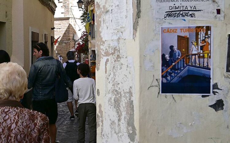 Carteles denuncia el efecto del turismo en el Pópulo / FOTO: Eulogio García