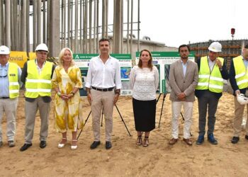 Posado de políticos y técnicos durante la visita / FOTO: Junta