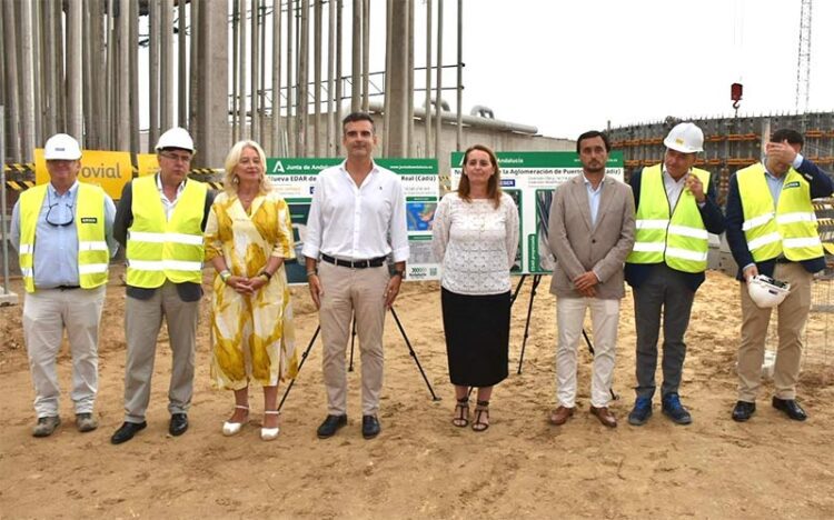 Posado de políticos y técnicos durante la visita / FOTO: Junta