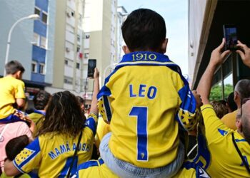 Aficionados recibiendo al autobús en los alrededores del estadio / FOTO: Eulogio García