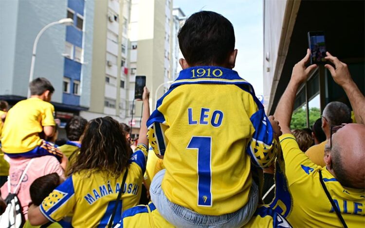 Aficionados recibiendo al autobús en los alrededores del estadio / FOTO: Eulogio García