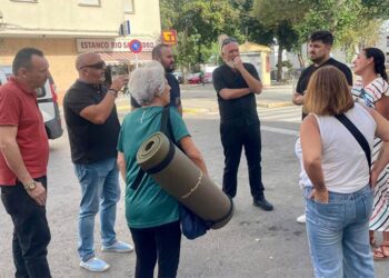 Fernández apoyando la protesta de un grupo de vecinos del Río / FOTO: AxSí