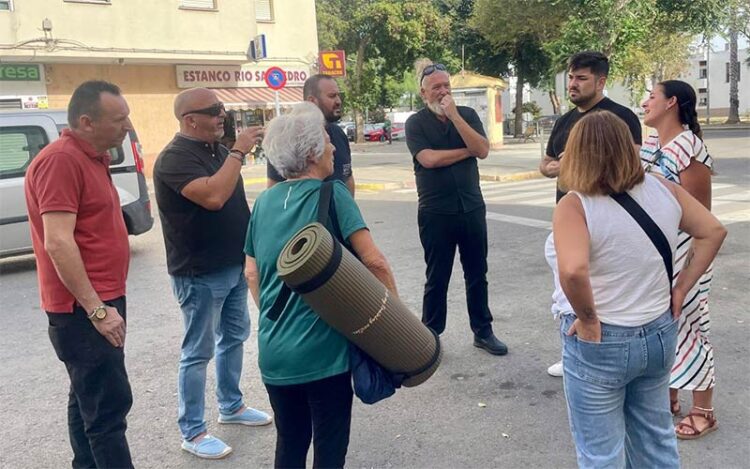 Fernández apoyando la protesta de un grupo de vecinos del Río / FOTO: AxSí