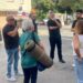 Fernández apoyando la protesta de un grupo de vecinos del Río / FOTO: AxSí