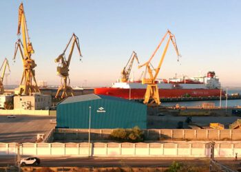 Trabajos de mantenimiento de un gasero durante el verano en Navantia Cádiz / FOTO: DBC