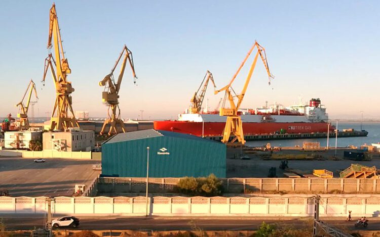 Trabajos de mantenimiento de un gasero durante el verano en Navantia Cádiz / FOTO: DBC