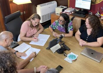 Firmando el traspaso del servicio a GEN ante trabajadoras / FOTO: Ayto.