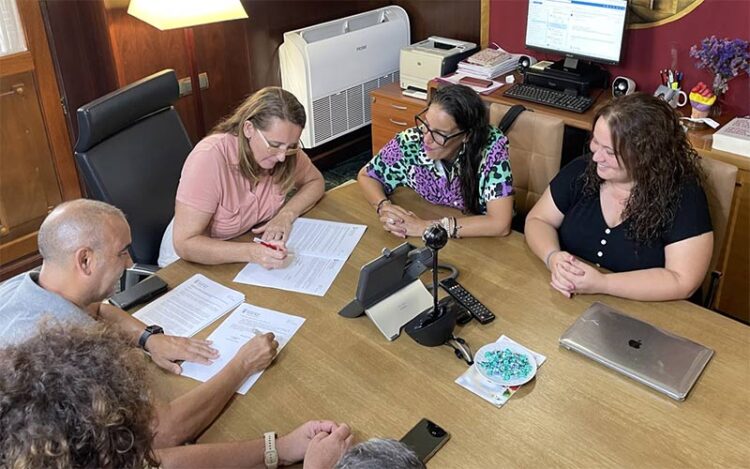 Firmando el traspaso del servicio a GEN ante trabajadoras / FOTO: Ayto.