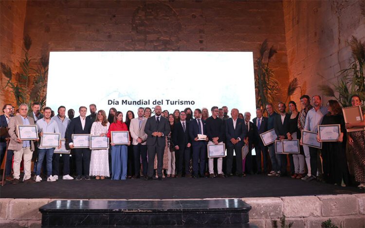 Beardo presidiendo la foto de familia de la gala / FOTO: Diputación