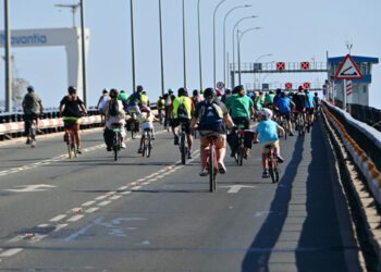 La cola del grupo subiendo el puente / FOTO: Eulogio García