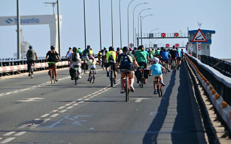 La cola del grupo subiendo el puente / FOTO: Eulogio García